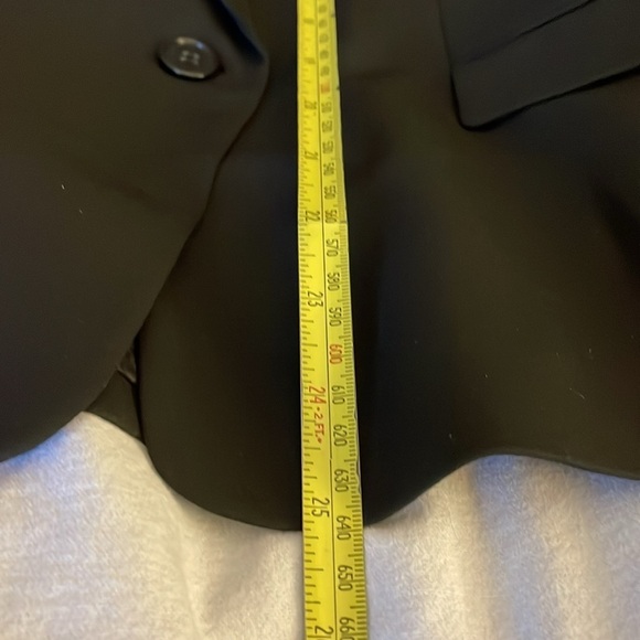 ANN TAYLOR BLACK SINGLE BUTTON SUIT JACKET IN POLY/RAYON/SPANDEX COMBO SIZE 4 - Picture 7 of 10